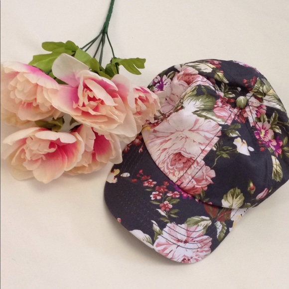 Accessories - 🛍🎊HP! 3/29!! 🛍🎉NWOT floral SnapBack hat